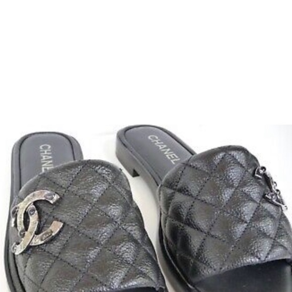 Chanel 2022 black quilted slides - Picture 8 of 9